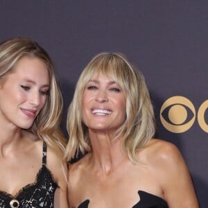 Dylan Frances Penn et sa mère Robin Wright - 69ème cérémonie des Emmy Awards au Théâtre Microsoft à Los Angeles. Le 17 septembre 2017.