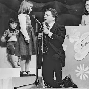 Jacques Martin animant L'Ecole des Fans, avec Nana Mouskouri comme invitée, en 1978.