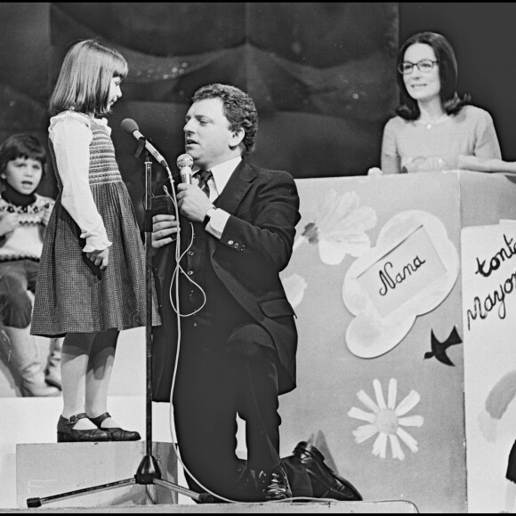 Jacques Martin animant L'Ecole des Fans, avec Nana Mouskouri comme invitée, en 1978.