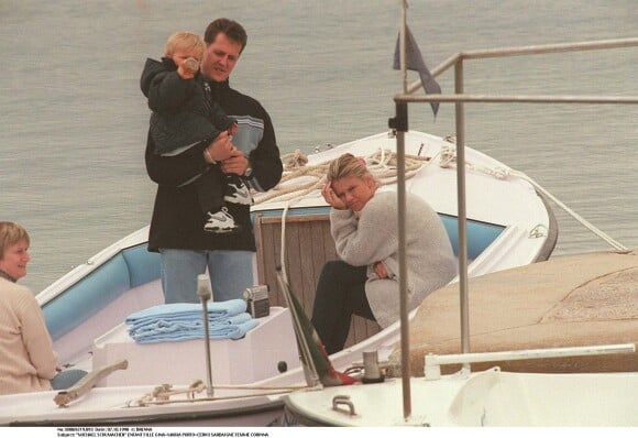Michael Schumacher en vacances en famille en Sardaigne en 1998 avec sa femme Corinna et leurs enfants.