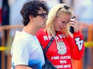 Sophie Turner fond en larmes dans les bras de son fiancé Joe Jonas...