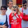 Exclusif - Sophie Turner pleure dans les bras de son fiancé Joe Jonas dans les rues de New York, le 15 août 2018