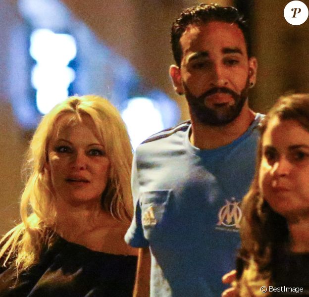 Exclusif - Pamela Anderson et son nouveau compagnon le footballeur français Adil Rami vont dîner en amoureux au restaurant "la Villa" après la victoire de l'OM contre Toulouse (2-0) , Marseille le 24 septembre 2017.