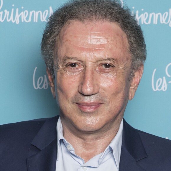 Exclusif - Michel Drucker - Photocall de la première du spectacle "Les Parisiennes" aux Folies Bergères à Paris le 24 mai 2018. Laurent Ruquier fait revivre Les Parisiennes pour un spectacle musical mêlant chant, danse, comédie. © Olivier Borde - Pierre Perusseau/Bestimage