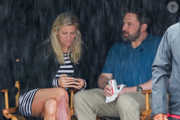 Exclusif - Ben Affleck prend une pause avec sa compagne Lindsay Shookus sur le tournage de son nouveau film à Honolulu le 22 mars 2018.