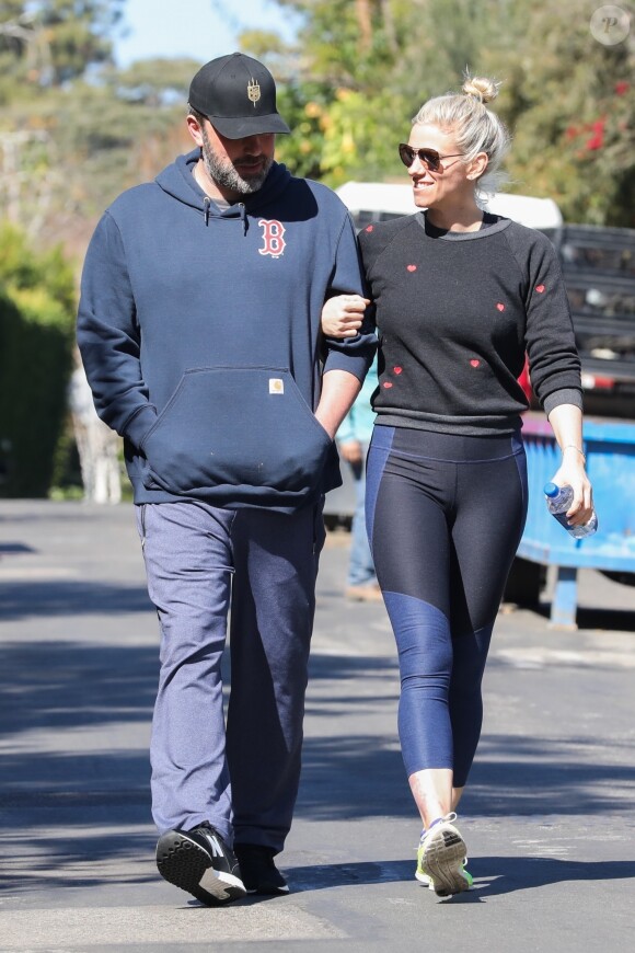 Exclusif - Ben Affleck et sa compagne Lindsay Shookus se promènent à Los Angeles le 16 février 2018.