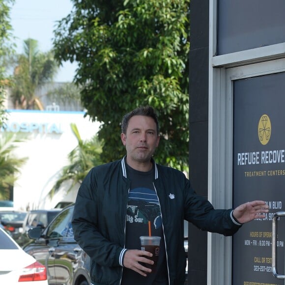 Ben Affleck de retour au centre de désintoxication Refuge Recovery Center à Los Angeles. Jennifer Garner a récemment demandé au réalisateur de reprendre son traitement après s'être inquiété de son retour à de vieilles habitudes. Elle a également lancé un ultimatum, soit c'est l'abstinence soit il ne pourra plus voir ses enfants… Le 16 août 2018