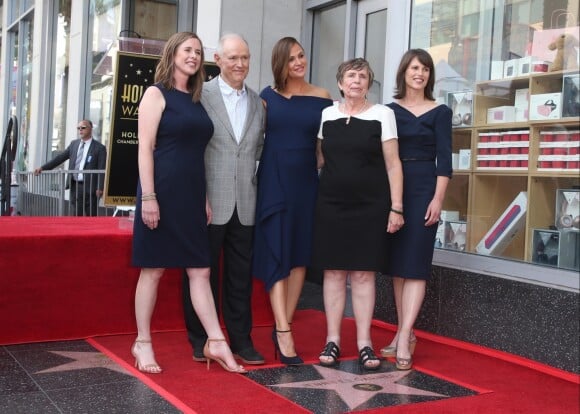 Jennifer Garner entre ses parents William John Garner et Patricia Ann Garner et ses soeurs Susannah Kay Garner-Carpenter et Melissa Garner-Wylie - L'actrice reçoit son étoile sur le Walk Of Fame à Hollywood, Los Angeles, le 20 août 2018.