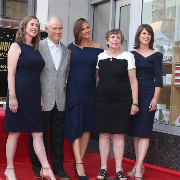 Jennifer Garner entre ses parents William John Garner et Patricia Ann Garner et ses soeurs Susannah Kay Garner-Carpenter et Melissa Garner-Wylie - L'actrice reçoit son étoile sur le Walk Of Fame à Hollywood, Los Angeles, le 20 août 2018.