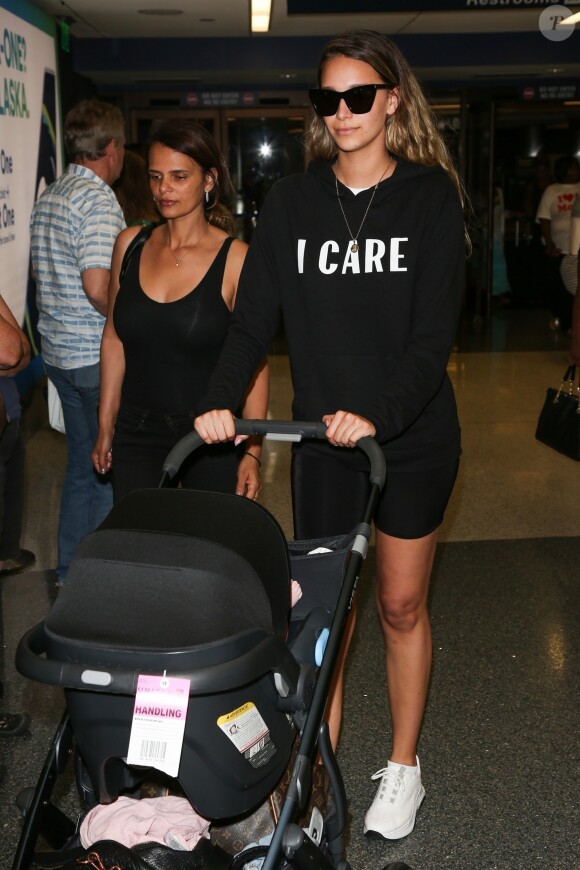 Exclusif - Robin Thicke arrive avec son fils Julian, sa femme April Love Geary et sa fille Mia à l'aéroport de LAX à Los Angeles, le 2 juillet 2018