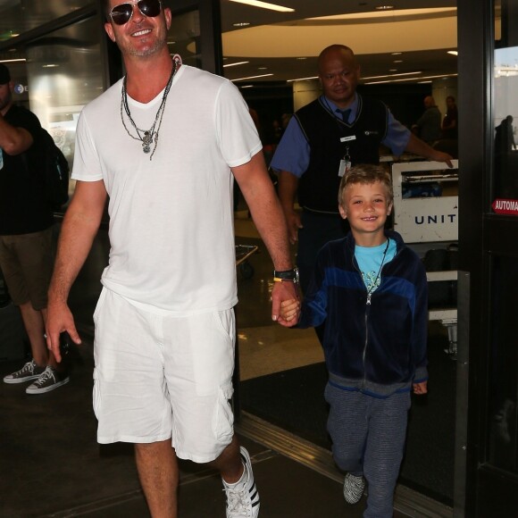 Exclusif - Robin Thicke arrive avec son fils Julian, sa femme April Love Geary et sa fille Mia à l'aéroport de LAX à Los Angeles, le 2 juillet 2018