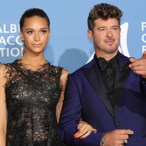 Robin Thicke et sa compagne April Love, enceinte, lors du 1er "Gala pour l'Océan de Monte-Carlo" sur les terrasses de l'Opéra à Monaco. Les bénéfices de cette soirée seront reversés à la Fondation Prince Albert II de Monaco. L. DiCaprio a été récompensé pour ses actions exemplaires concernant la préservation de la planète. Avec ses 10 ans d'expérience dans le monde entier, la Fondation Prince Albert II de Monaco a positionné l’océan parmi ses principales priorités : Mieux comprendre les dangers environnementaux auxquels notre océan est exposé, lutter contre la pollution plastique, renforcer et développer des espaces marins protégés, conserver les espèces en voie de disparition et promouvoir des solutions innovantes pour un océan durable. Monaco, le 28 septembre 2017. © Claudia Albuquerque/Bestimage