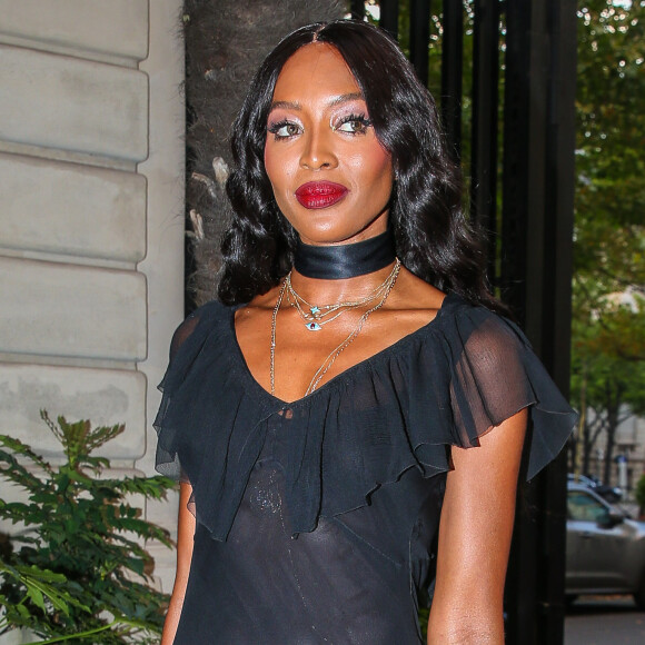 Exclusif - Naomi Campbell quitte l'hôtel Shangri-La et se rend dans un appartement privé à Paris le 2 juillet 2018.