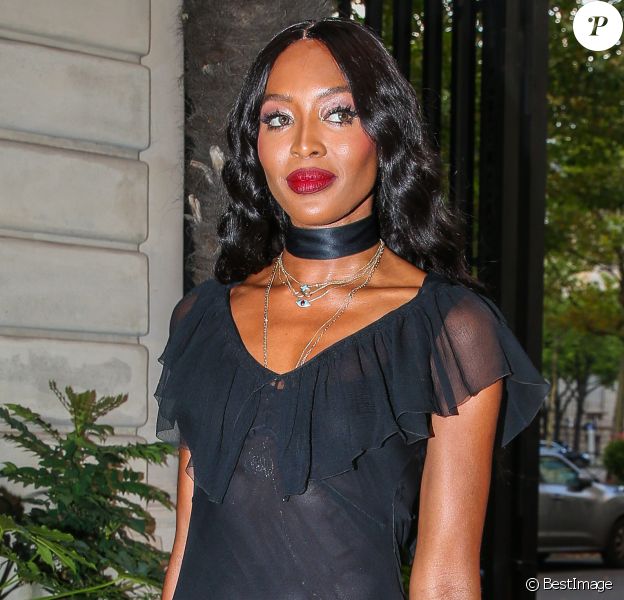 Exclusif - Naomi Campbell quitte l'hôtel Shangri-La et se rend dans un appartement privé à Paris le 2 juillet 2018.