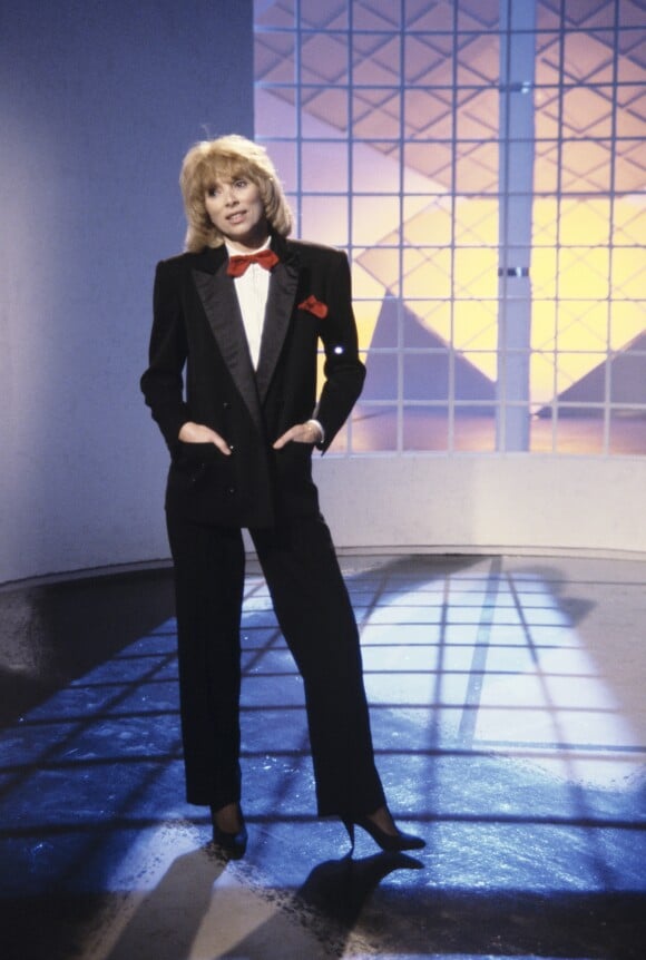 Mireille Darc sur le plateau de l'émission "Formule 1" le 2 octobre 1984
