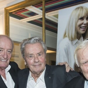 Exclusif - Pascal Desprez, Alain Delon et le chirurgien cardiaque Alain Deloche (Fondateur de La Chaîne de l'Espoir) - Dîner pour le lancement du fond "Enfants à Coeur - Mireille Darc" au profit de La Chaîne de l'Espoir au Pavillon Ledoyen à Paris. Le 29 novembre 2017. Chaque table portait le nom d'un film de M.Darc. © Olivier Borde-Coadic Guirec / Bestimage