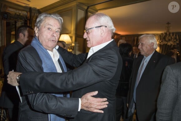 Exclusif - Alain Delon et Pascal Desprez - Dîner pour le lancement du fond "Enfants à Coeur - Mireille Darc" au profit de La Chaîne de l'Espoir au Pavillon Ledoyen à Paris. Le 29 novembre 2017. Chaque table portait le nom d'un film de M.Darc. © Olivier Borde-Coadic Guirec / Bestimage