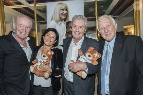 Exclusif - Pascal Desprez, Marie-Claude Santini et Alain Delon, le chirurgien cardiaque Alain Deloche (Fondateur de La Chaîne de l'Espoir) - Dîner pour le lancement du fond "Enfants à Coeur - Mireille Darc" au profit de La Chaîne de l'Espoir au Pavillon Ledoyen à Paris. Le 29 novembre 2017. Chaque table portait le nom d'un film de M.Darc. © Olivier Borde-Coadic Guirec / Bestimage