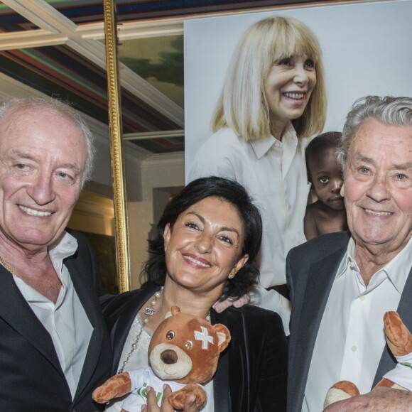 Exclusif - Pascal Desprez, Marie-Claude Santini et Alain Delon, le chirurgien cardiaque Alain Deloche (Fondateur de La Chaîne de l'Espoir) - Dîner pour le lancement du fond "Enfants à Coeur - Mireille Darc" au profit de La Chaîne de l'Espoir au Pavillon Ledoyen à Paris. Le 29 novembre 2017. Chaque table portait le nom d'un film de M.Darc. © Olivier Borde-Coadic Guirec / Bestimage