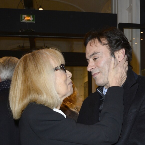 Mireille Darc et Anthony Delon - Vernissage de l'exposition des photographies de Mireille Darc chez Artcurial à Paris le 21 janvier 2016. " Un après-midi à Saint-Germain-des-Prés " regroupe 26 clichés en noir et blanc, intimes et sensibles, qui retracent un moment tout en sensualité dans la vie de Chloé, le modèle choisi par Mireille Darc. © Coadic Guirec/Bestimage