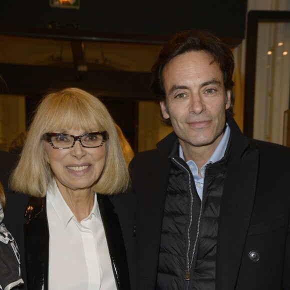 Mireille Darc et Anthony Delon - Vernissage de l'exposition des photographies de Mireille Darc chez Artcurial à Paris le 21 janvier 2016. " Un après-midi à Saint-Germain-des-Prés " regroupe 26 clichés en noir et blanc, intimes et sensibles, qui retracent un moment tout en sensualité dans la vie de Chloé, le modèle choisi par Mireille Darc. © Coadic Guirec/Bestimage