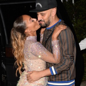 Melanie Brown alias Mel B et son meilleur ami, le coiffeur Gary Madatyan échangent un baiser alors qu'ils quittent la soirée organisée par S. Cowell au restaurant AGO à Hollywood, le 22 aout 2018.