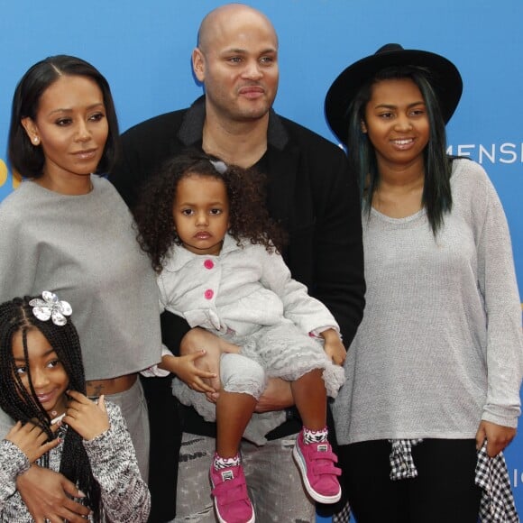 Mel B, Stephen Belafonte et ses enfants Angel, Madison et Phoenix à la Première du film "Paddington" au Chinese Theatre à Hollywood. Le 10 janvier 2015