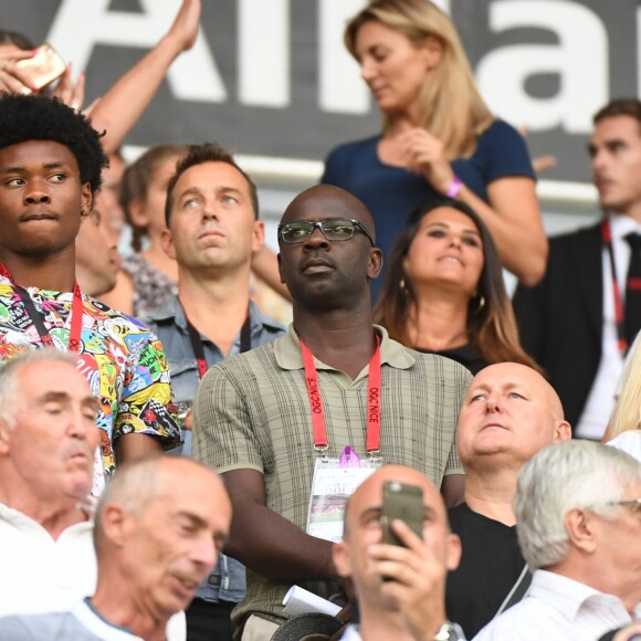 Sortie officielle de Karine Ferri dans les tribunes du stade Allianz Riviera pour venir voir son compagnon Yoann Gourcuff, Lilian Thuram et son fils Kephreen lors du match de football de ligue 1, OGC Nice contre Dijon Football Côte-d'Or à Nice, France, le 25 août 2018. Dijon a gagné 4-0. © Lionel Urman/Bestimage