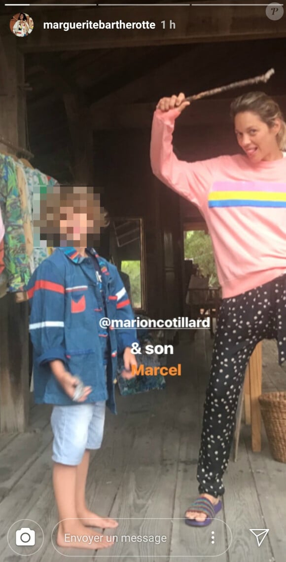 Capture d'écran de Marion Cotillard et son fils Marcel, publié sur le compte public de Marguerite Bartherotte le 27 août 2018.
