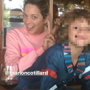 Capture d'écran de Marion Cotillard et son fils Marcel, publié sur le compte public de Marguerite Bartherotte le 27 août 2018.