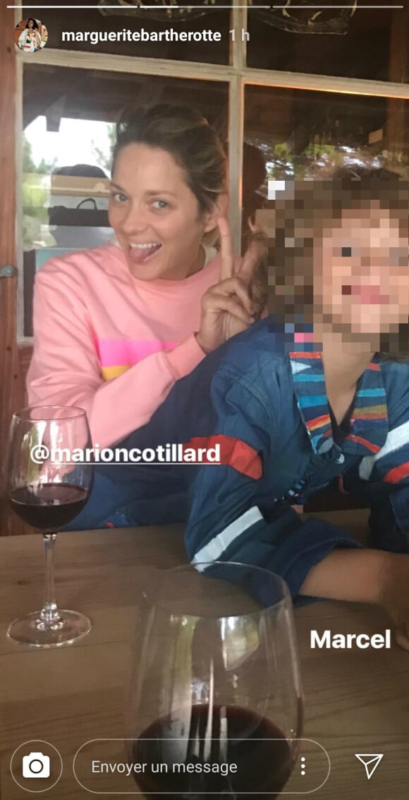 Capture d'écran de Marion Cotillard et son fils Marcel, publié sur le compte public de Marguerite Bartherotte le 27 août 2018.