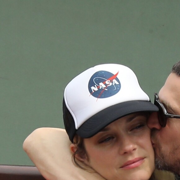 Marion Cotillard et son compagnon Guillaume Canet dans les tribunes des Internationaux de France de Tennis de Roland Garros à Paris, le 10 juin 2018. © Jacovides/Moreau/Bestimage