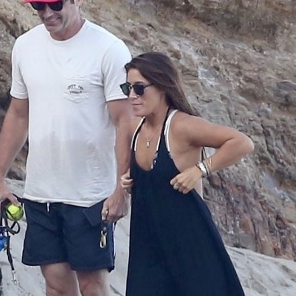 Exclusif - David Duchovny et sa jeune compagne Monique Pendleberry passent une journée ensoleillée entre amis sur une plage à Malibu le 19 août 2018