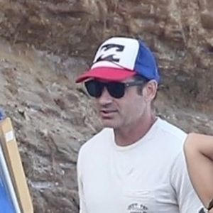 Exclusif - David Duchovny et sa jeune compagne Monique Pendleberry passent une journée ensoleillée entre amis sur une plage à Malibu le 19 août 2018