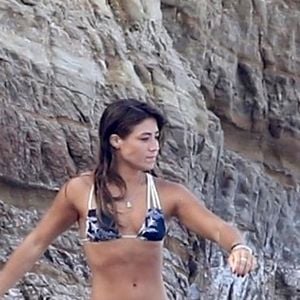 Exclusif - David Duchovny et sa jeune compagne Monique Pendleberry passent une journée ensoleillée entre amis sur une plage à Malibu le 19 août 2018