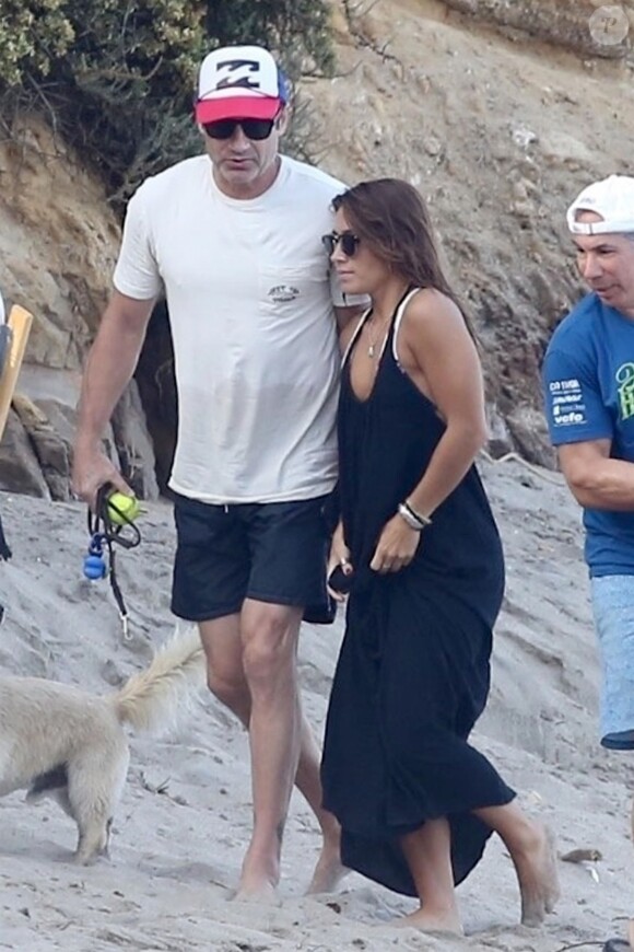 Exclusif - David Duchovny et sa jeune compagne Monique Pendleberry passent une journée ensoleillée entre amis sur une plage à Malibu le 19 août 2018