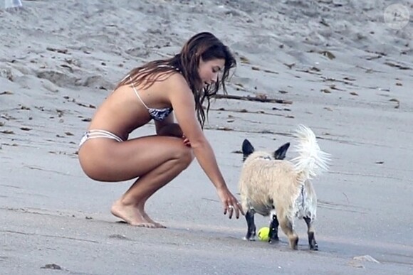 Exclusif - David Duchovny et sa jeune compagne Monique Pendleberry passent une journée ensoleillée entre amis sur une plage à Malibu le 19 août 2018