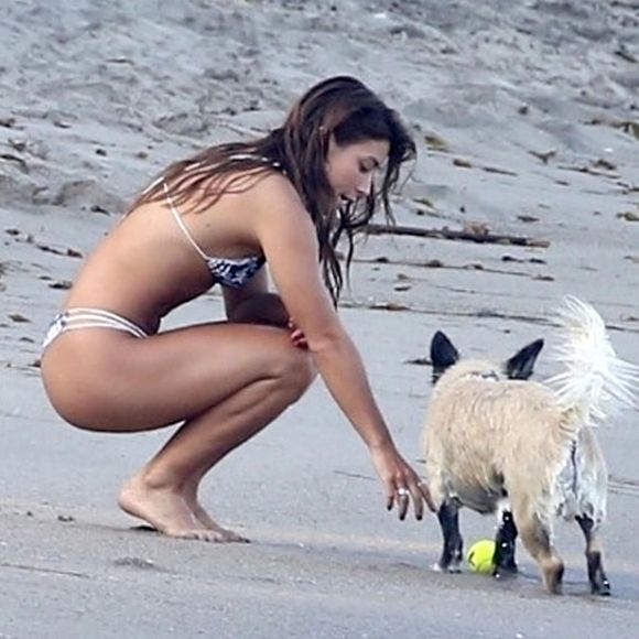 Exclusif - David Duchovny et sa jeune compagne Monique Pendleberry passent une journée ensoleillée entre amis sur une plage à Malibu le 19 août 2018