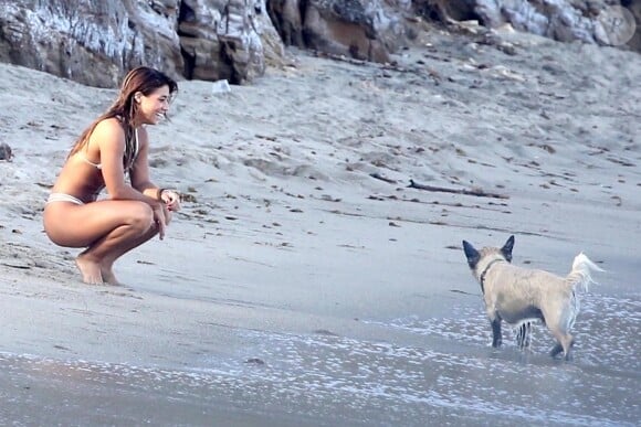 Exclusif - David Duchovny et sa jeune compagne Monique Pendleberry passent une journée ensoleillée entre amis sur une plage à Malibu le 19 août 2018
