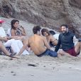Exclusif - David Duchovny et sa jeune compagne Monique Pendleberry passent une journée ensoleillée entre amis sur une plage à Malibu le 19 août 2018
