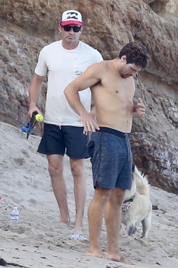 Exclusif - David Duchovny et sa jeune compagne Monique Pendleberry passent une journée ensoleillée entre amis sur une plage à Malibu le 19 août 2018