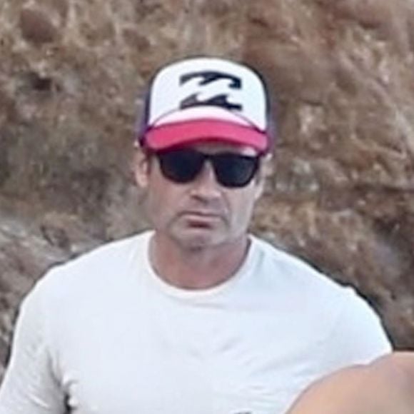 Exclusif - David Duchovny et sa jeune compagne Monique Pendleberry passent une journée ensoleillée entre amis sur une plage à Malibu le 19 août 2018