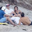 Exclusif - David Duchovny et sa jeune compagne Monique Pendleberry passent une journée ensoleillée entre amis sur une plage à Malibu le 19 août 2018