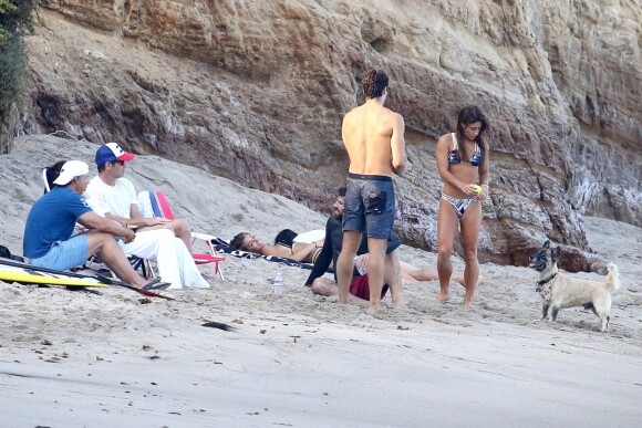 Exclusif - David Duchovny et sa jeune compagne Monique Pendleberry passent une journée ensoleillée entre amis sur une plage à Malibu le 19 août 2018