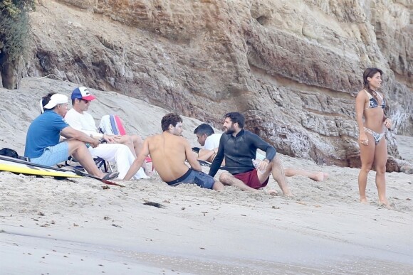 Exclusif - David Duchovny et sa jeune compagne Monique Pendleberry passent une journée ensoleillée entre amis sur une plage à Malibu le 19 août 2018