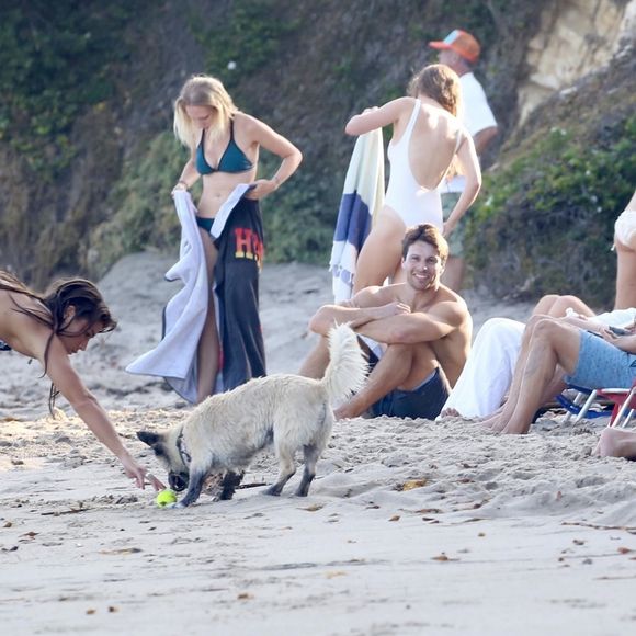 Exclusif - David Duchovny et sa jeune compagne Monique Pendleberry passent une journée ensoleillée entre amis sur une plage à Malibu le 19 août 2018