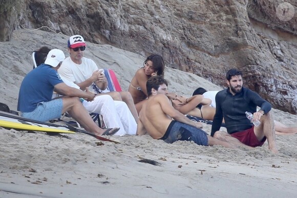 Exclusif - David Duchovny et sa jeune compagne Monique Pendleberry passent une journée ensoleillée entre amis sur une plage à Malibu le 19 août 2018