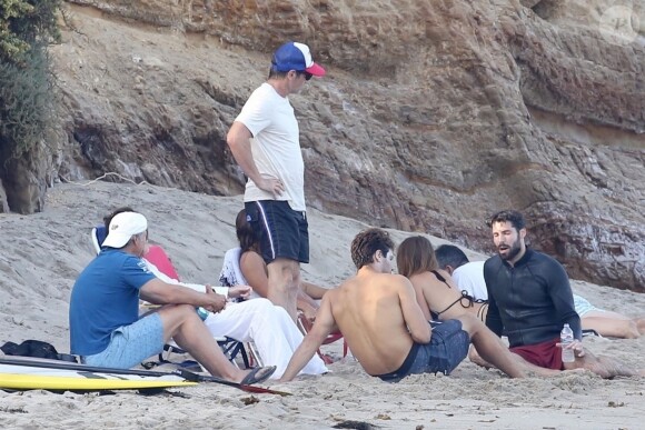 Exclusif - David Duchovny et sa jeune compagne Monique Pendleberry passent une journée ensoleillée entre amis sur une plage à Malibu le 19 août 2018