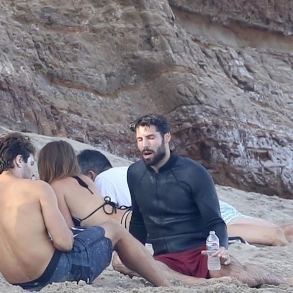Exclusif - David Duchovny et sa jeune compagne Monique Pendleberry passent une journée ensoleillée entre amis sur une plage à Malibu le 19 août 2018