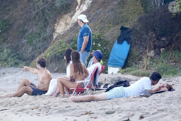 Exclusif - David Duchovny et sa jeune compagne Monique Pendleberry passent une journée ensoleillée entre amis sur une plage à Malibu le 19 août 2018